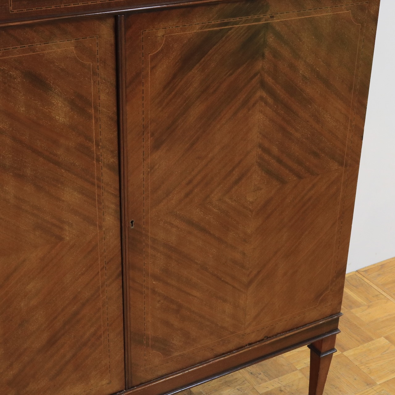 グラスキャビネット