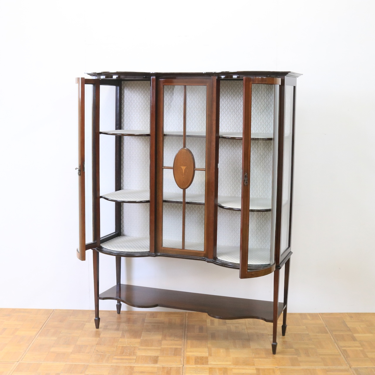 グラスキャビネット