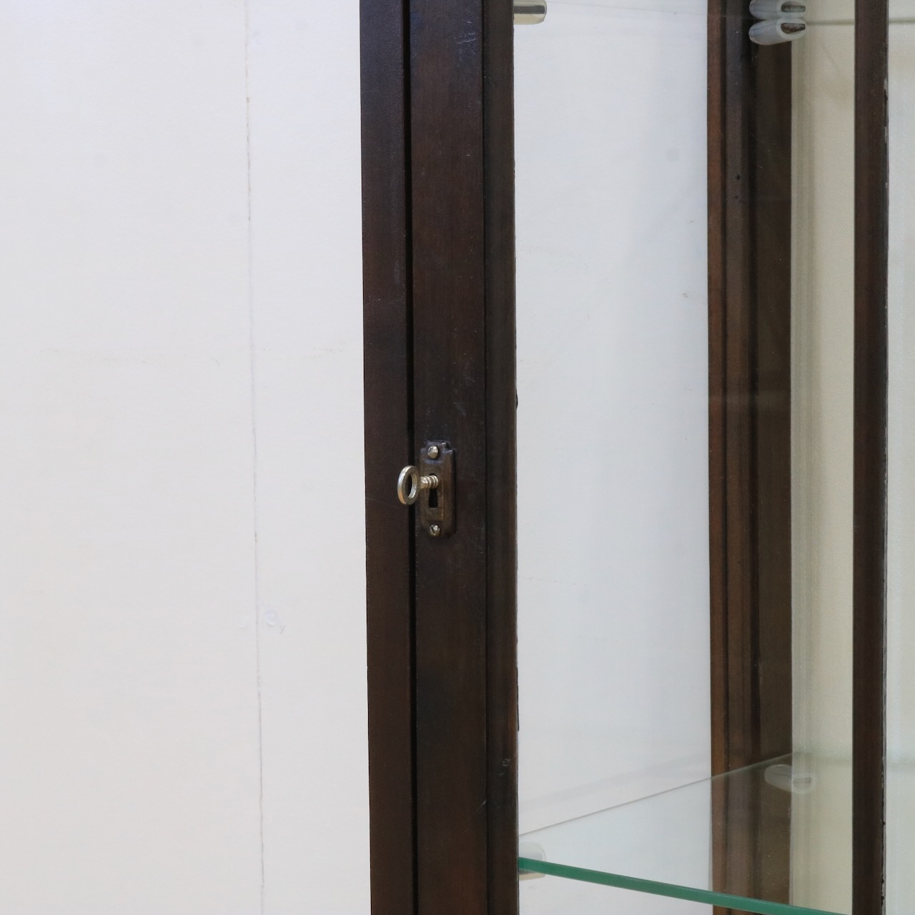 グラスキャビネット