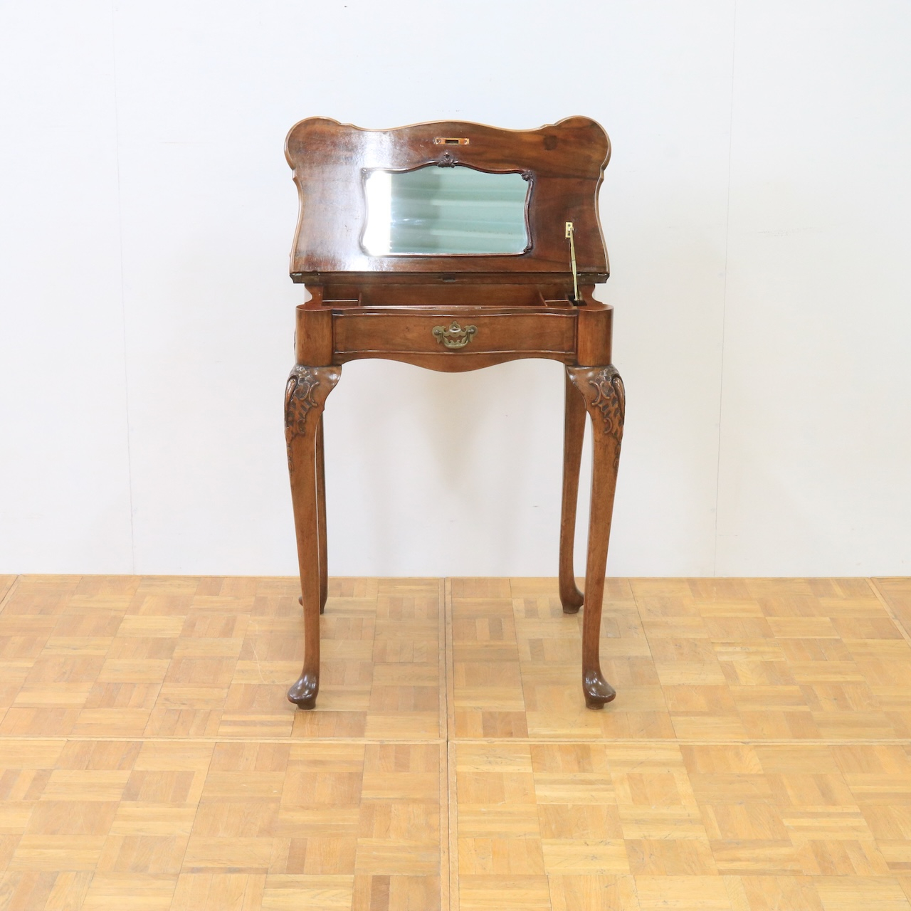 ドレッシングテーブル