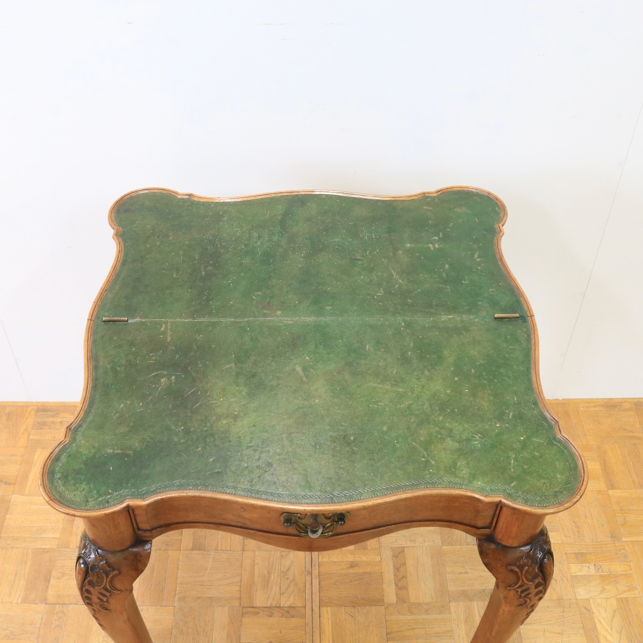 ドレッシングテーブル