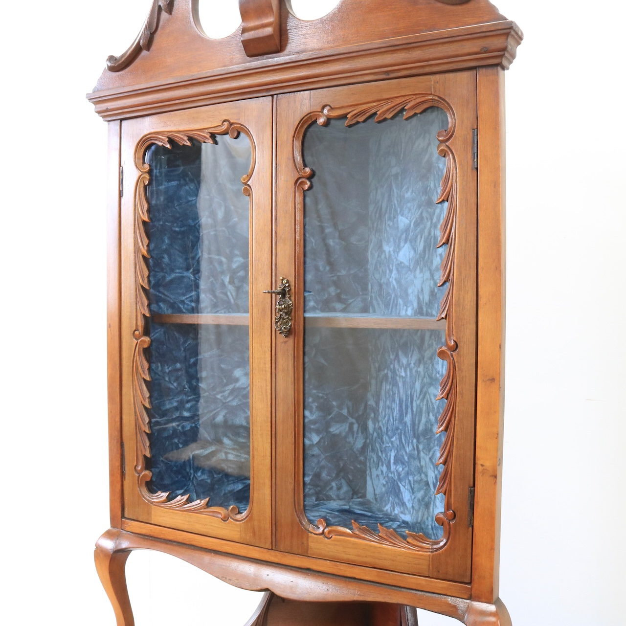 コーナーキャビネット