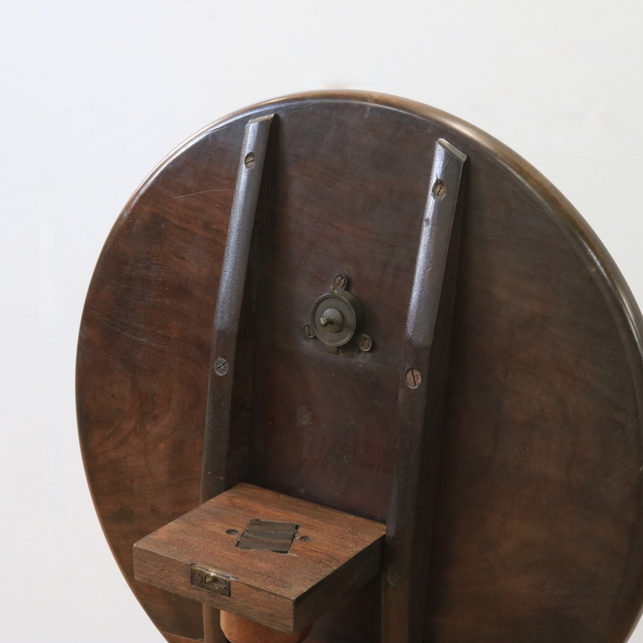 ティルトトップテーブル