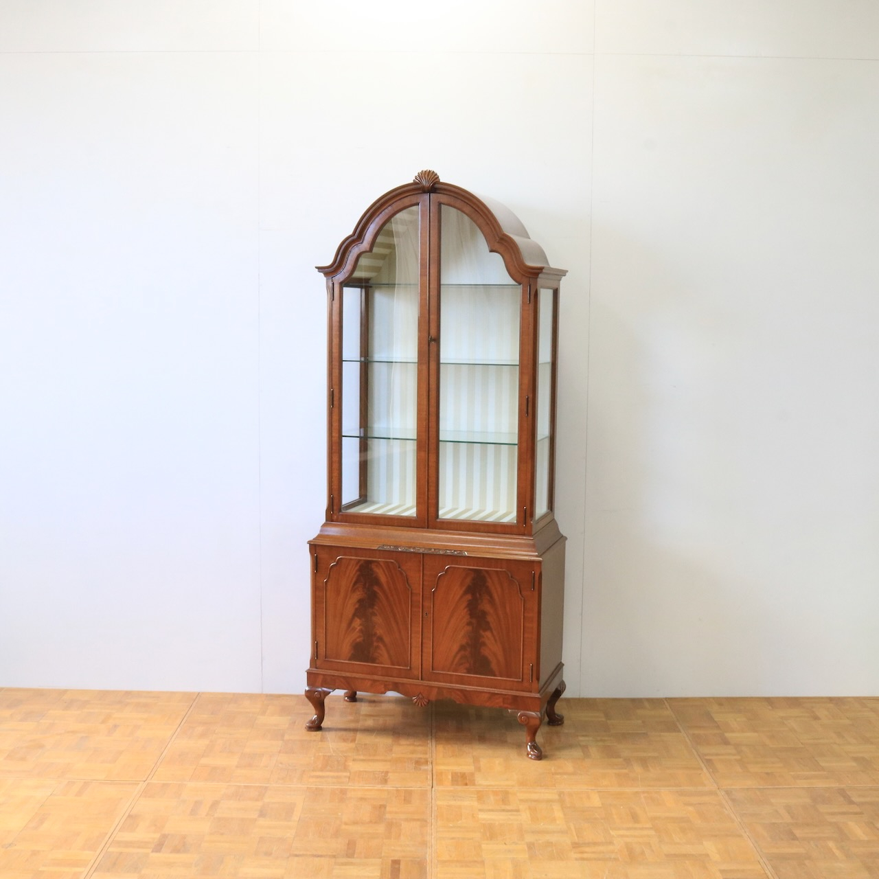 グラスキャビネット