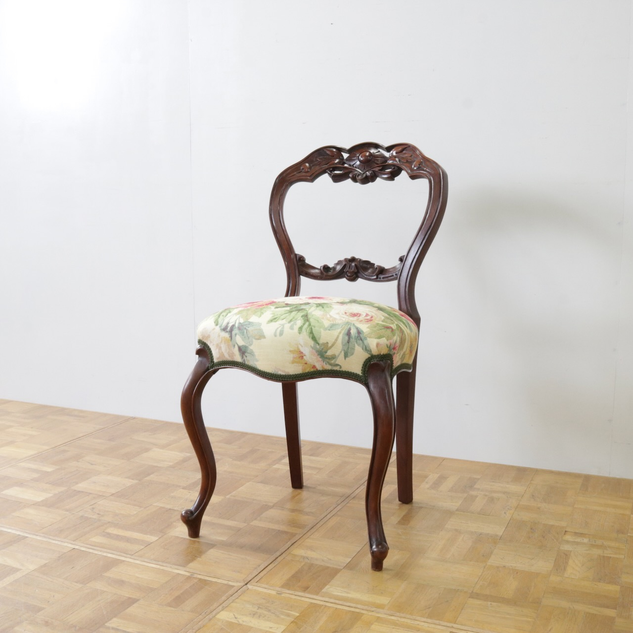 バルーンバックチェアー