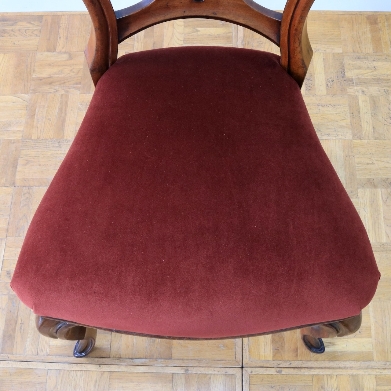 バルーンバックチェアー