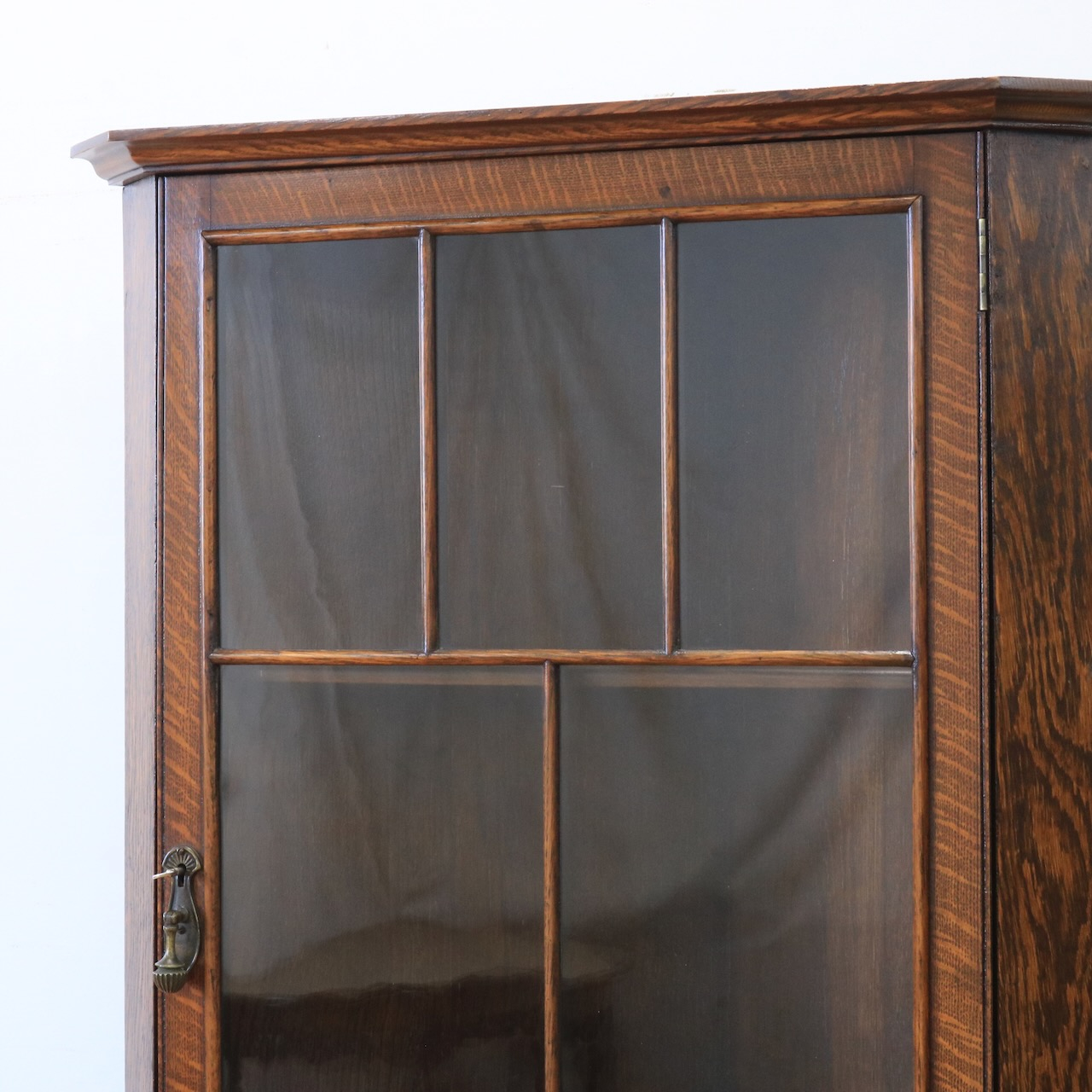 コーナーキャビネット