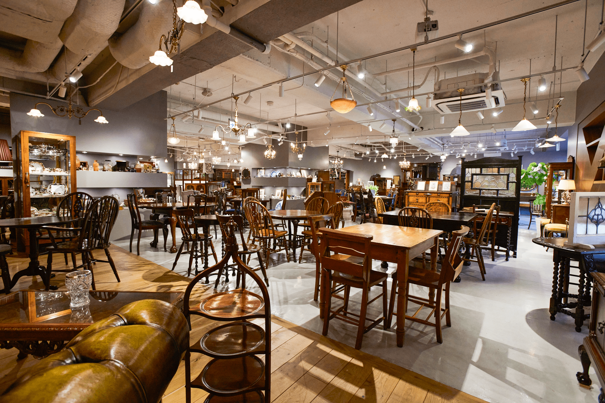 オーバーチュア店店内画像