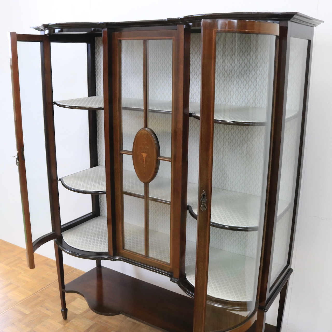 グラスキャビネット