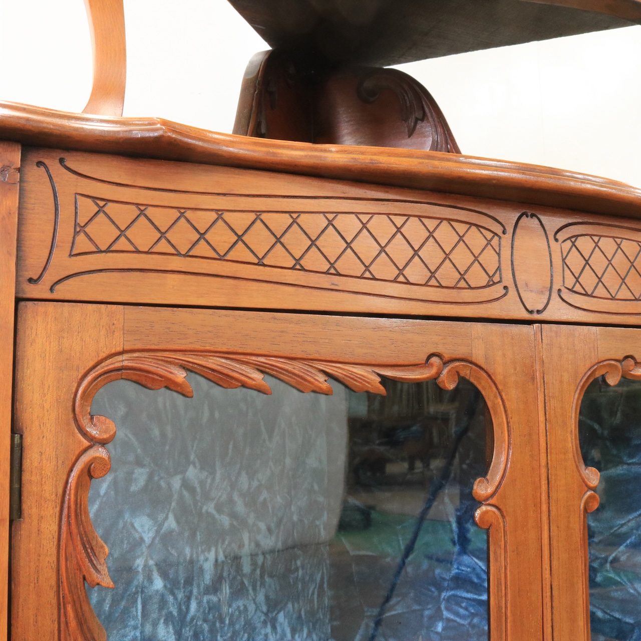 コーナーキャビネット