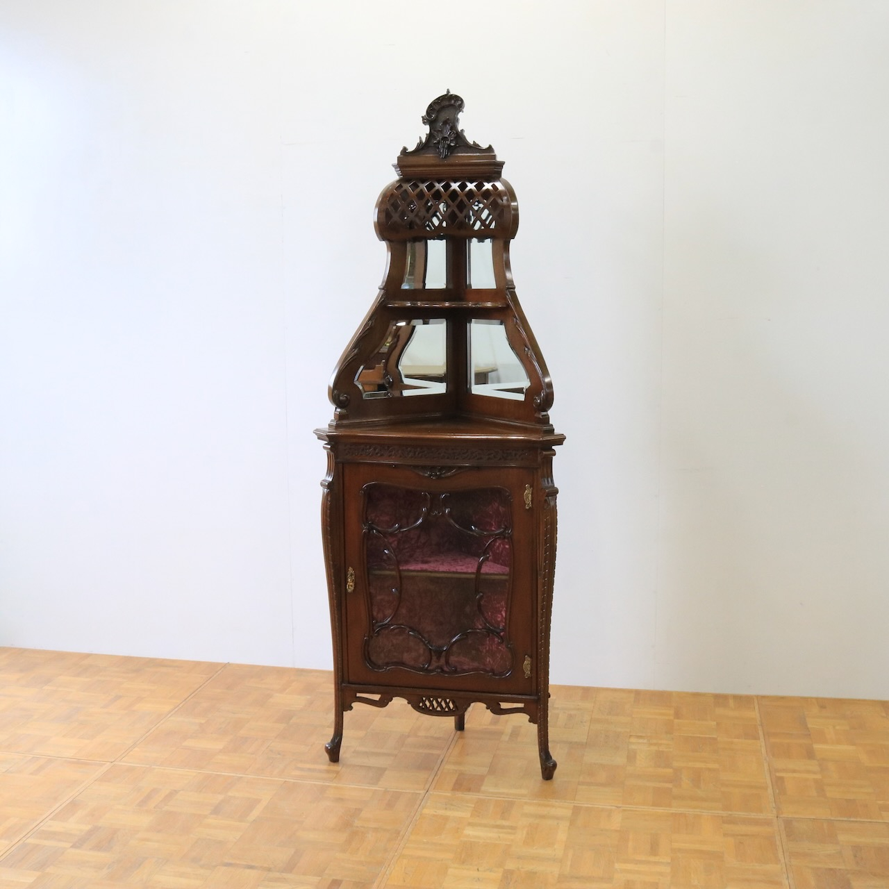 コーナーキャビネット