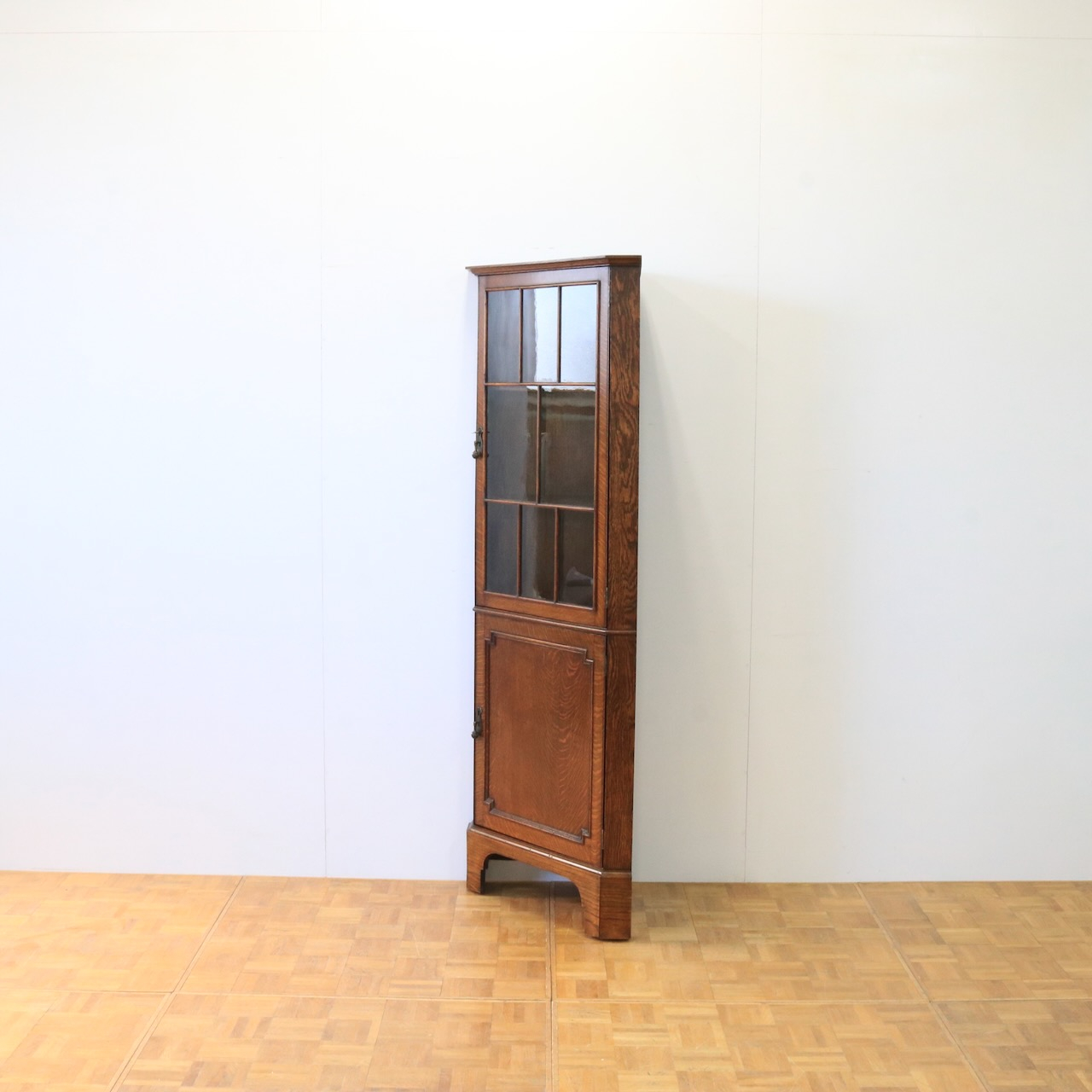 コーナーキャビネット