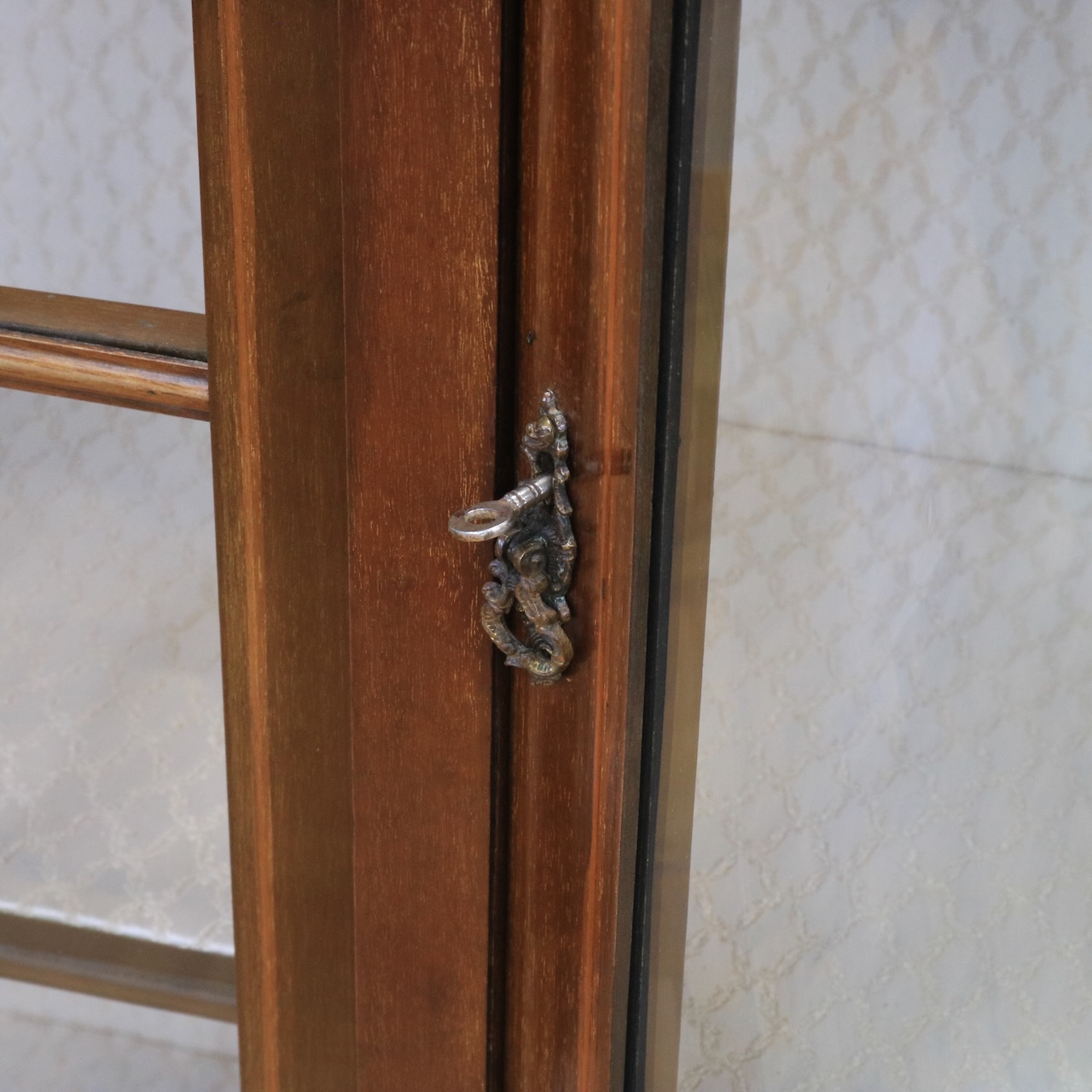 グラスキャビネット