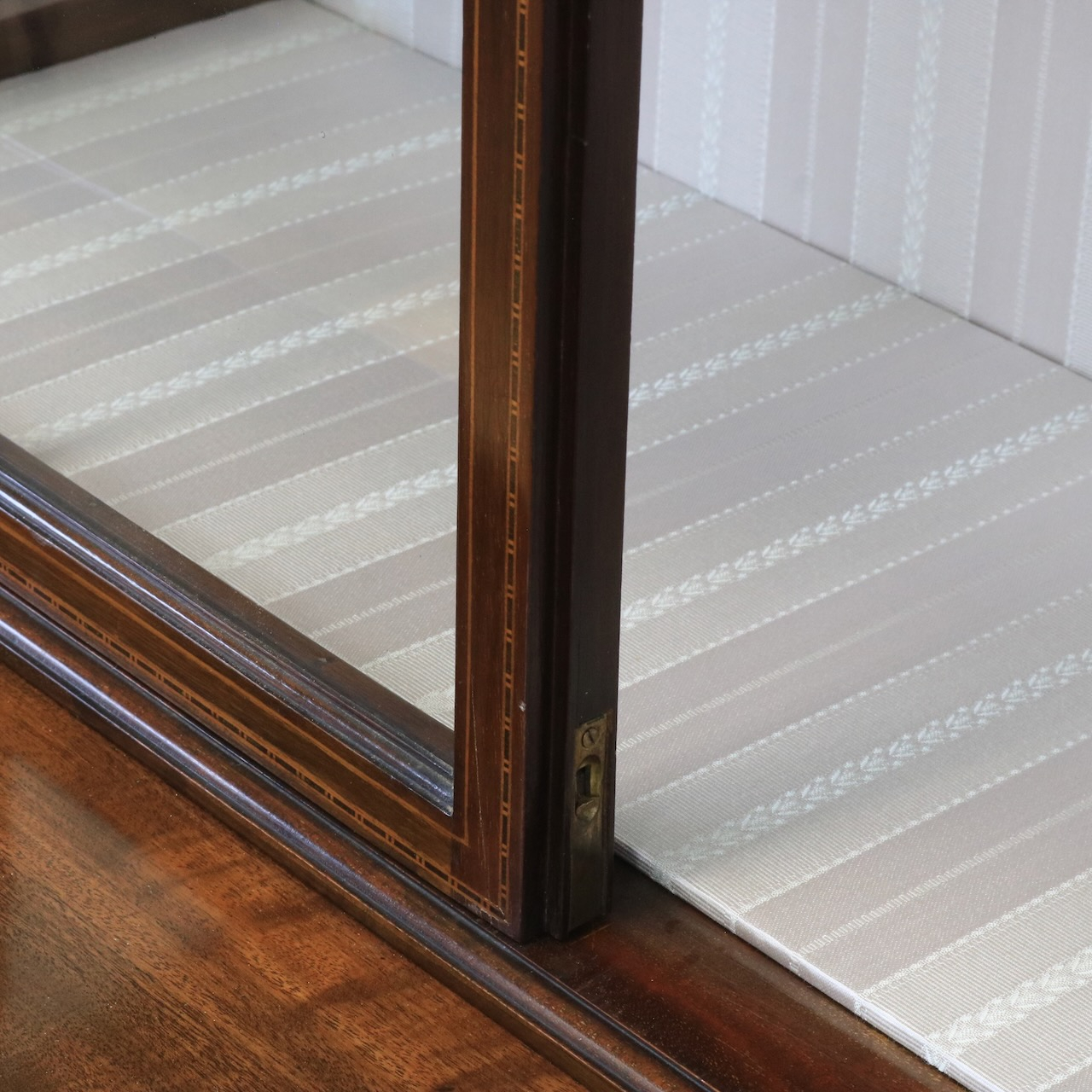 グラスキャビネット