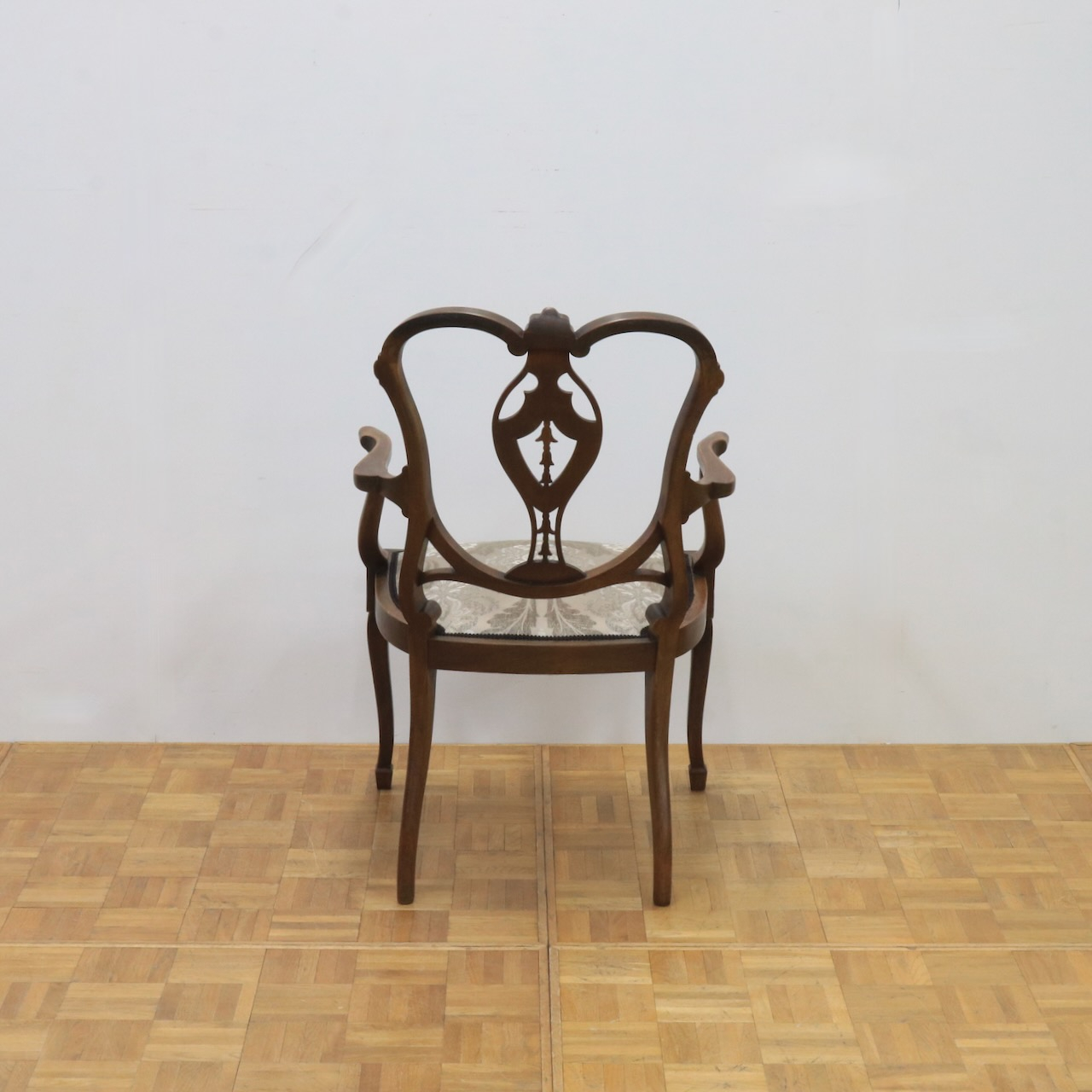 アームチェアー