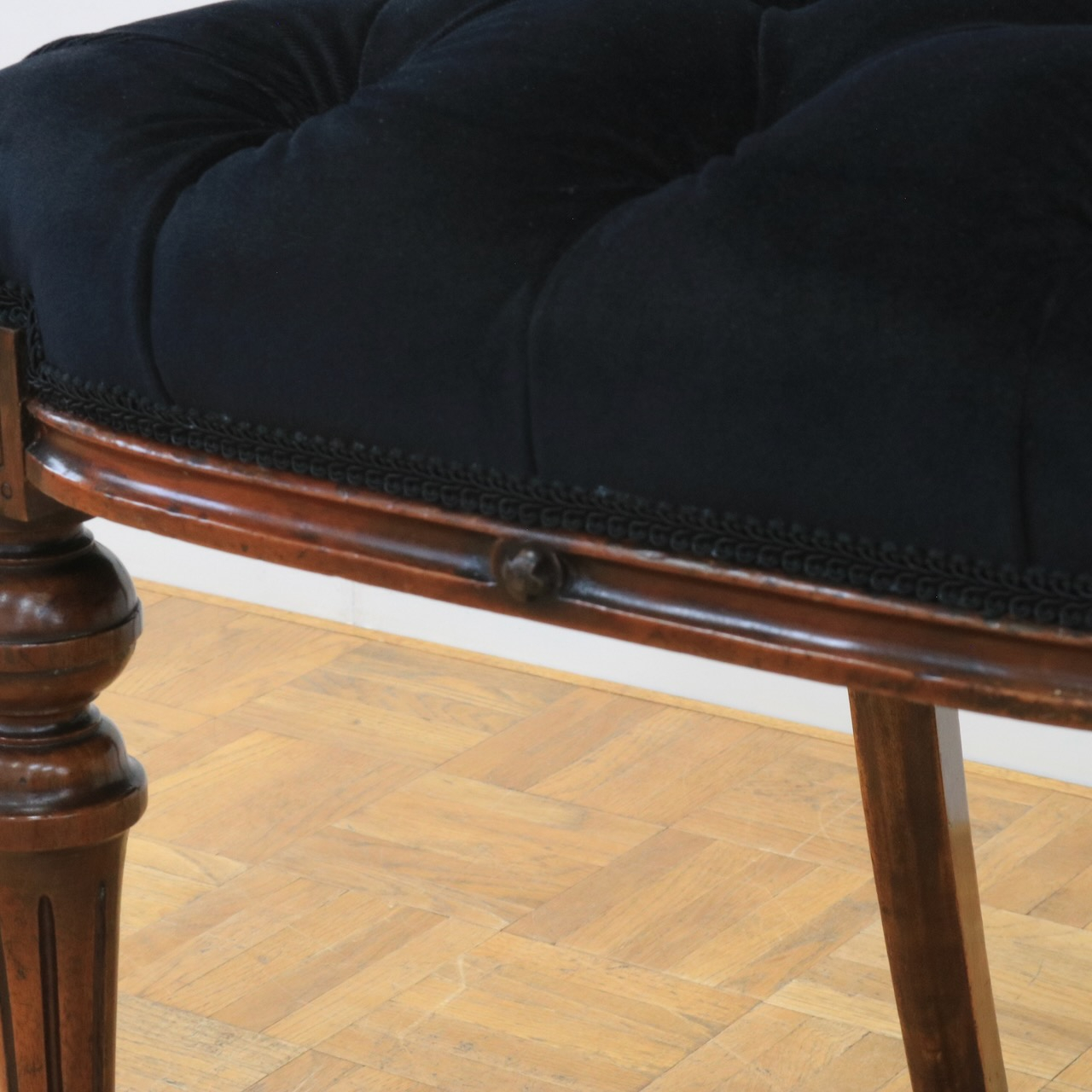 バルーンバックチェアー