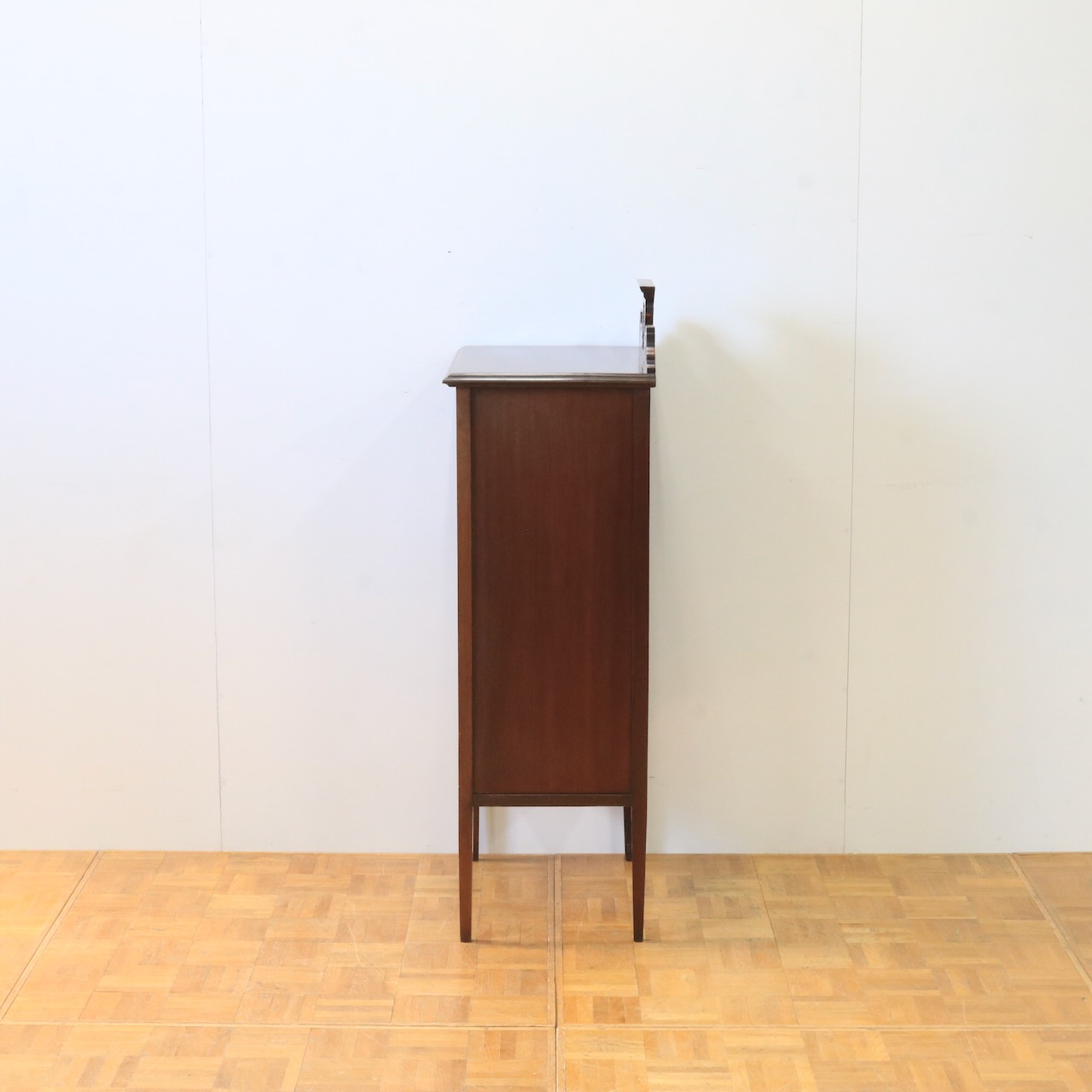 グラスキャビネット