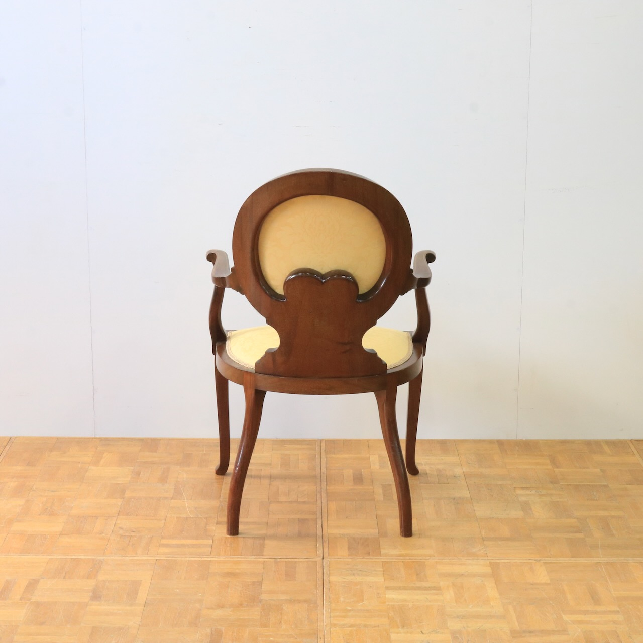 アームチェアー