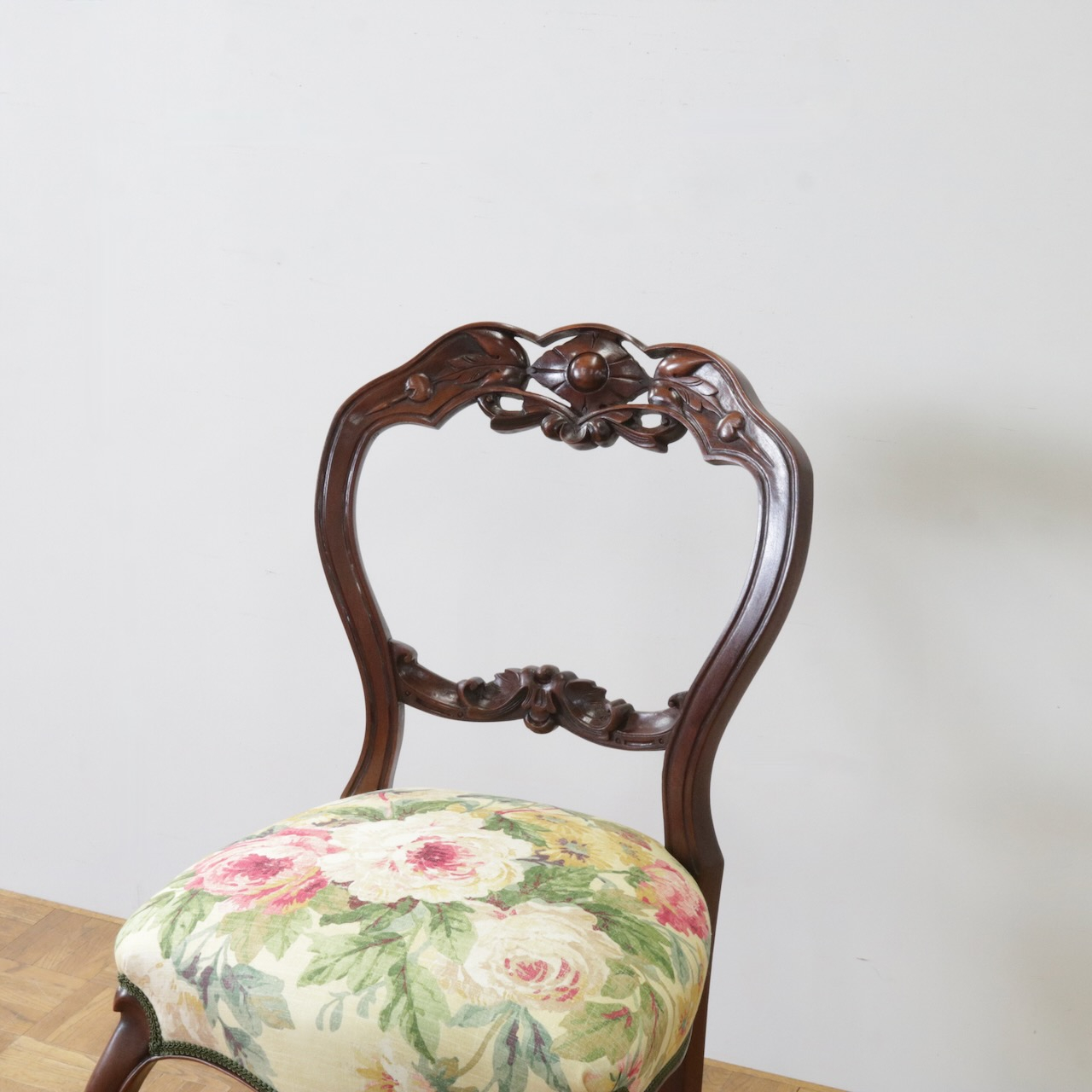 バルーンバックチェアー