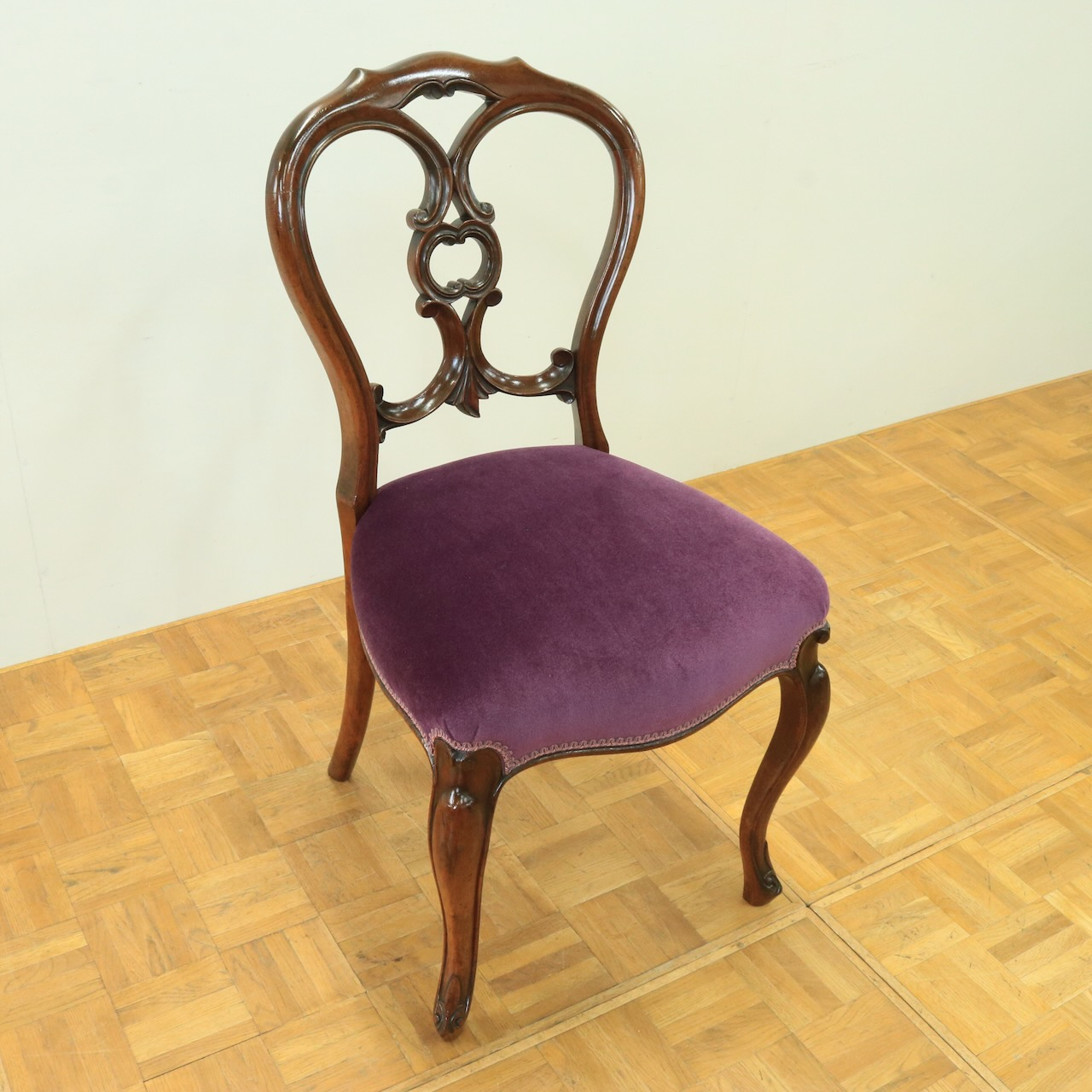 バルーンバックチェアー