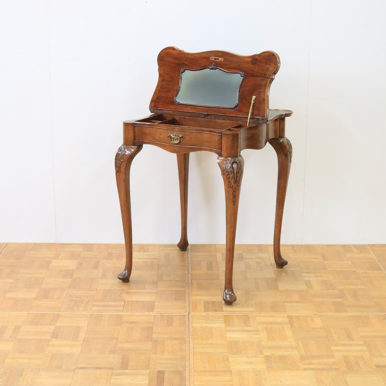 ドレッシングテーブル