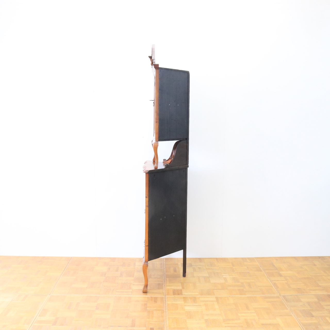 コーナーキャビネット