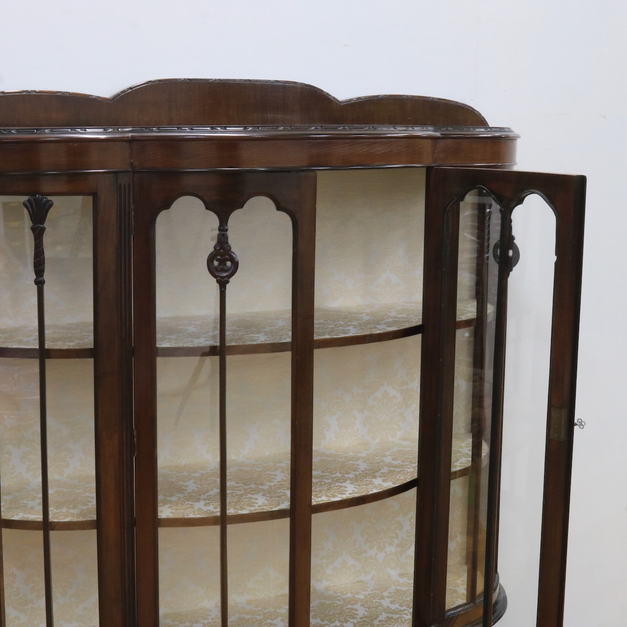 グラスキャビネット