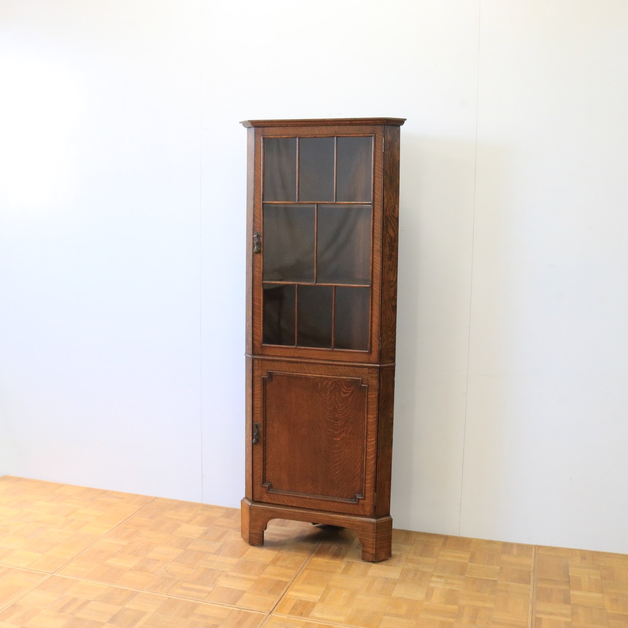 コーナーキャビネット