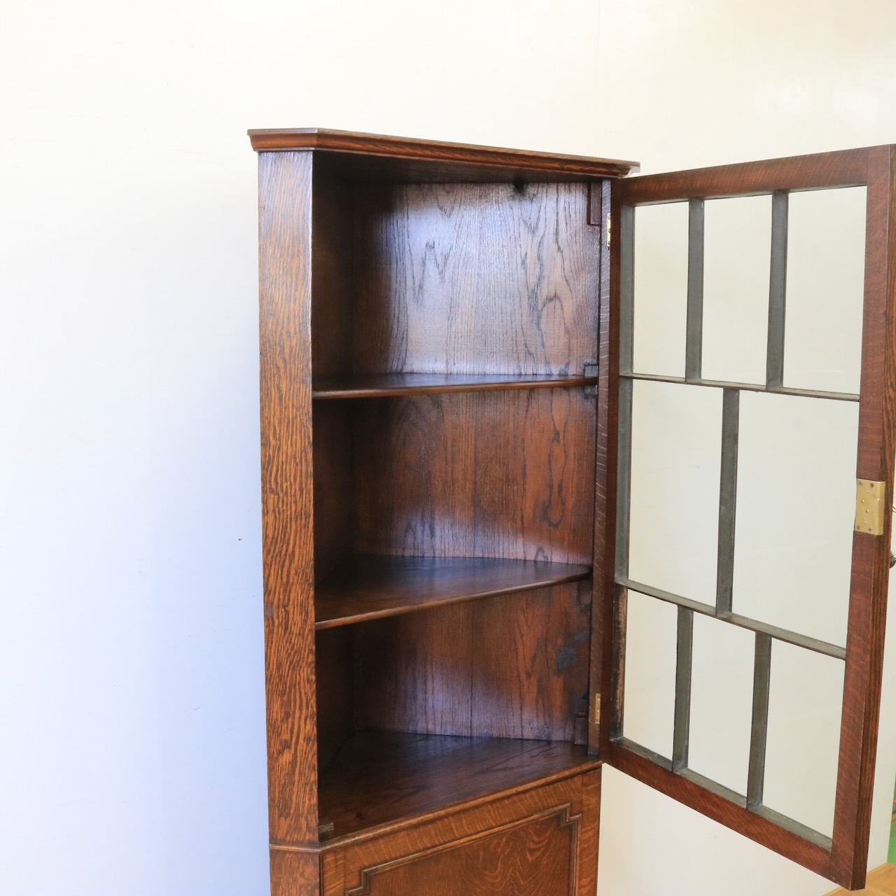 コーナーキャビネット