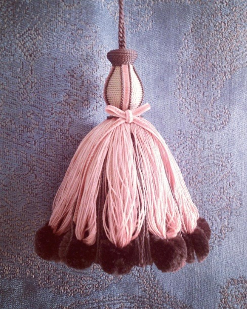 SURREY TASSLE