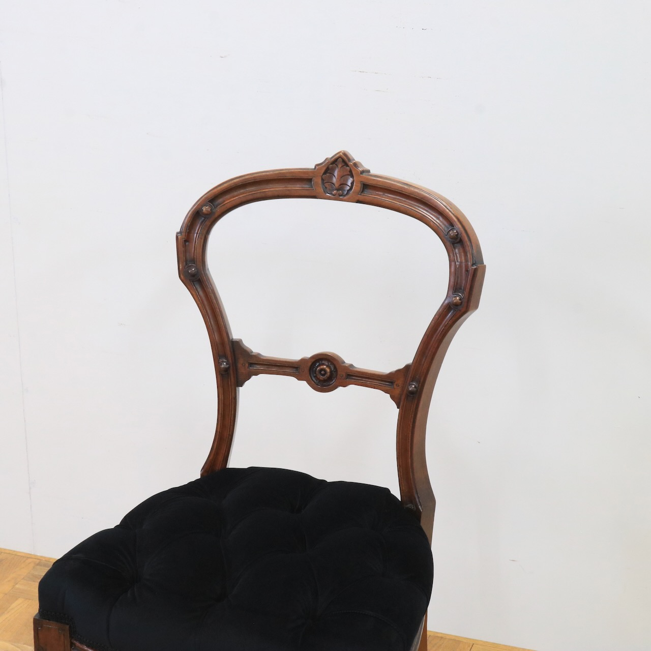 バルーンバックチェアー