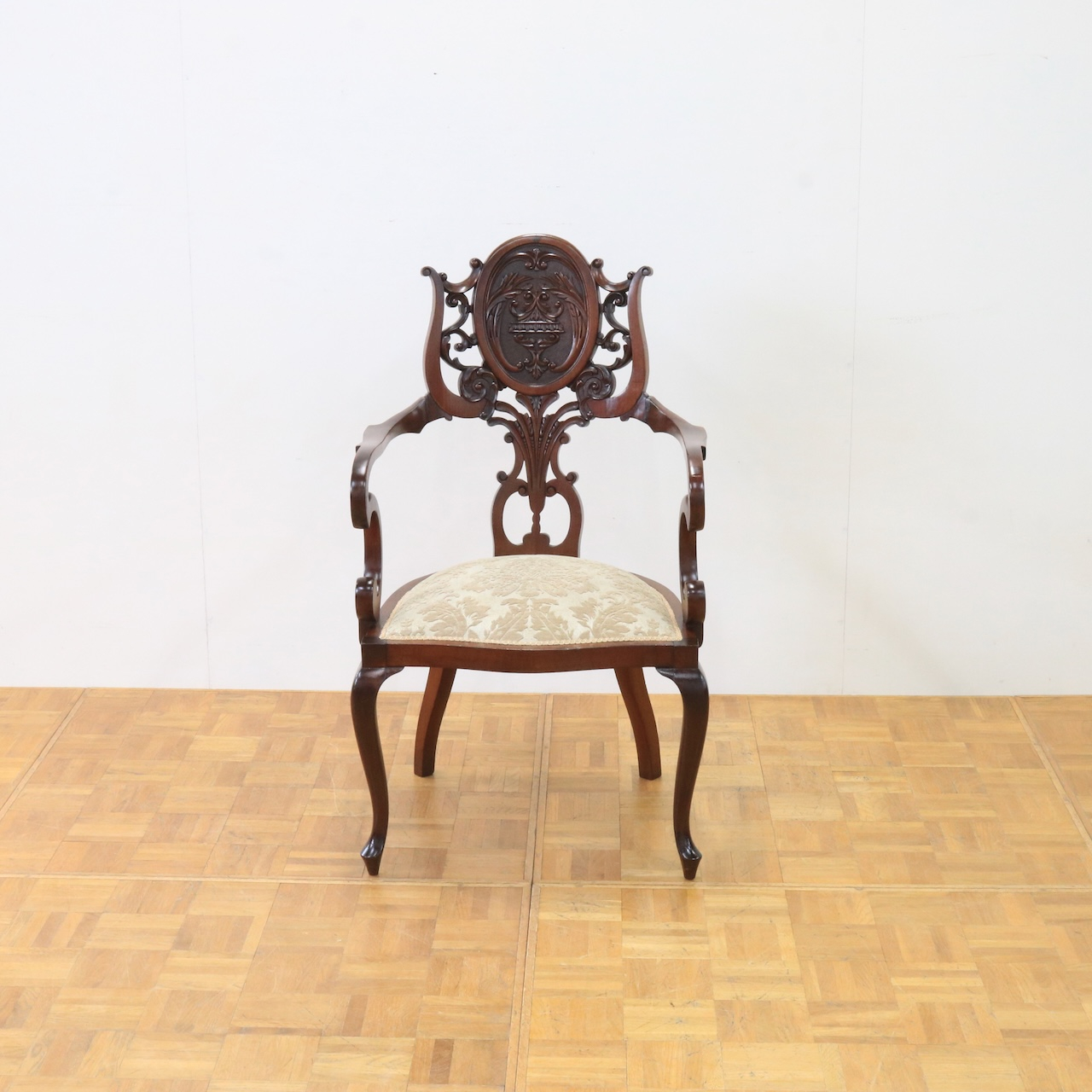 アームチェアー