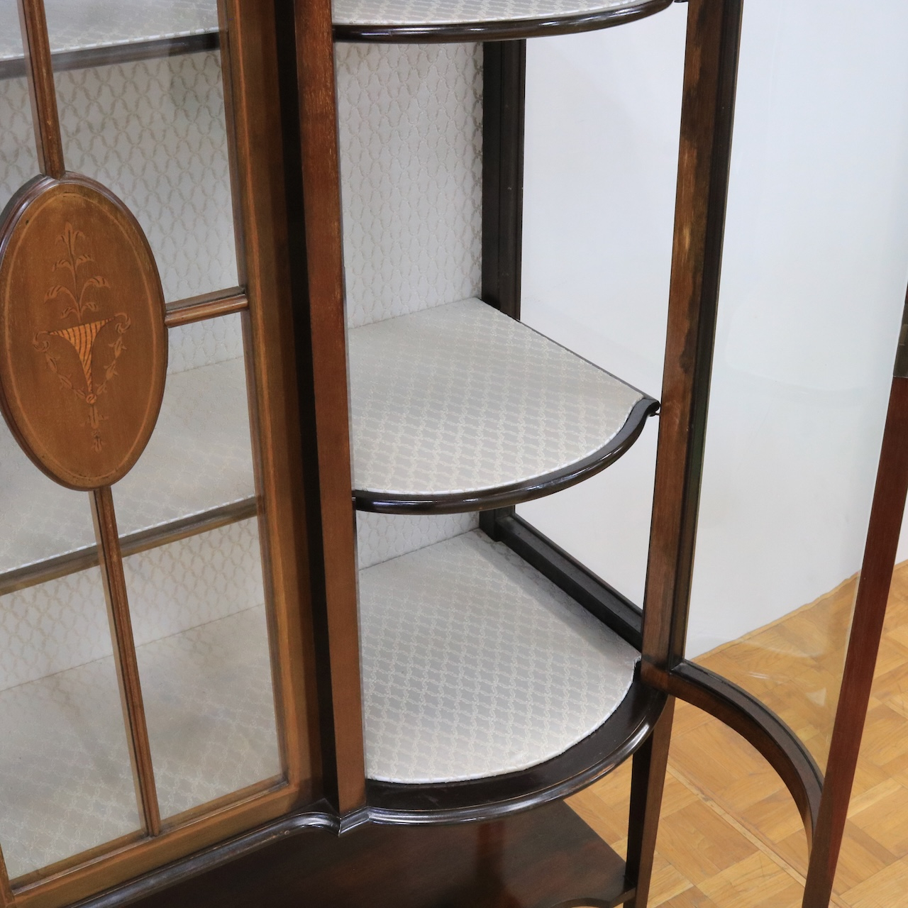 グラスキャビネット