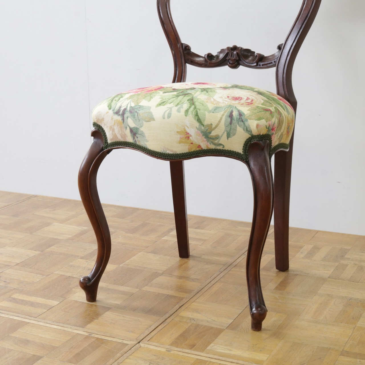 バルーンバックチェアー