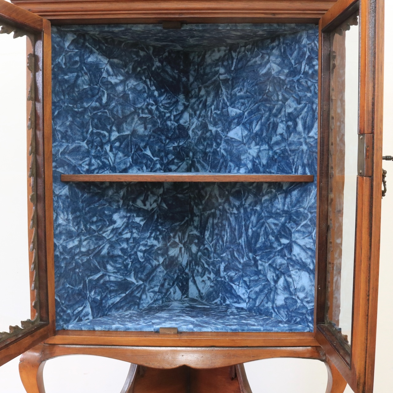 コーナーキャビネット