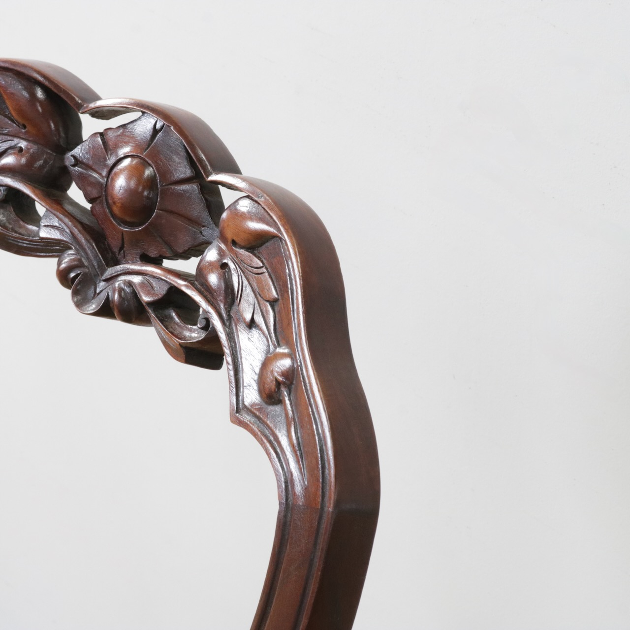 バルーンバックチェアー