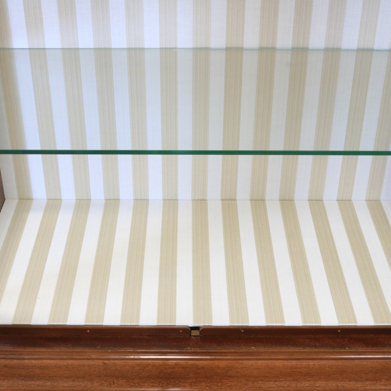 グラスキャビネット