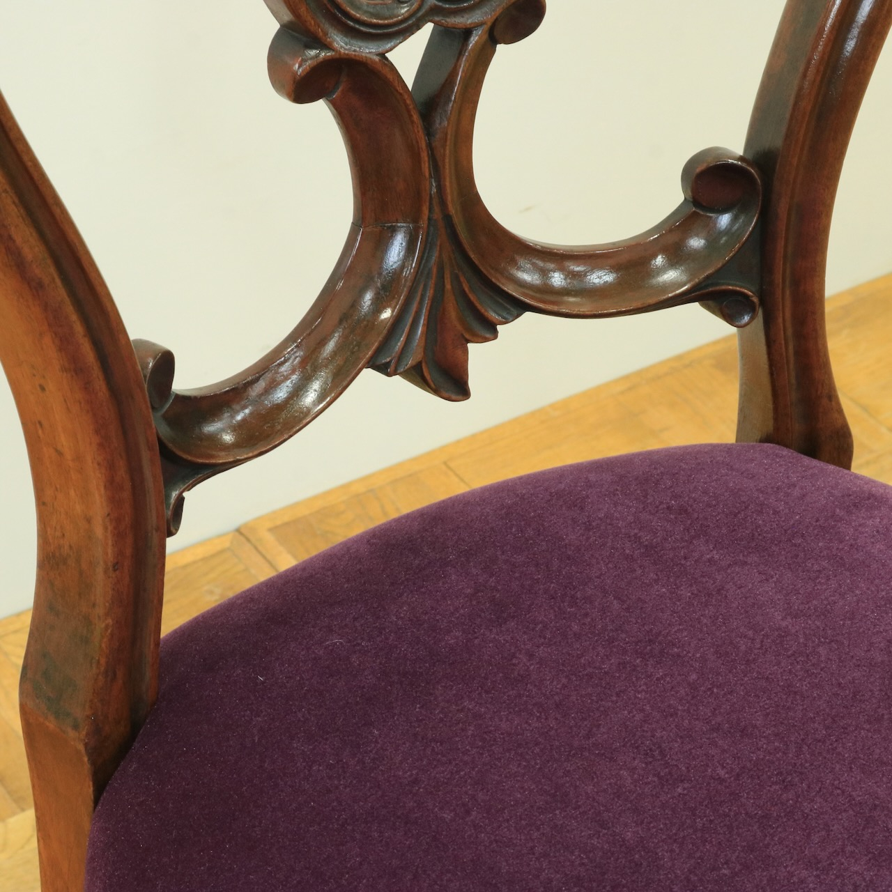 バルーンバックチェアー