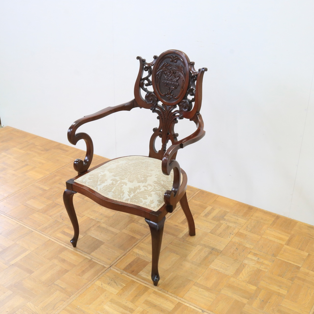 アームチェアー