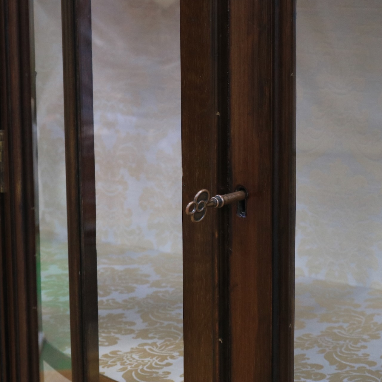 グラスキャビネット