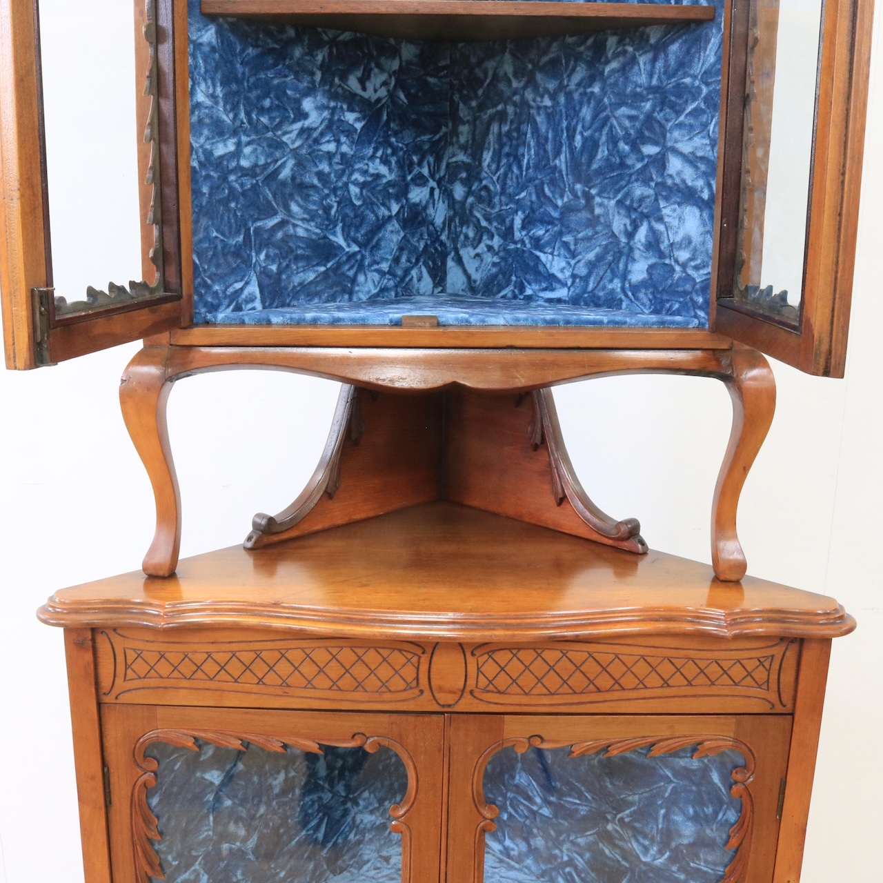 コーナーキャビネット