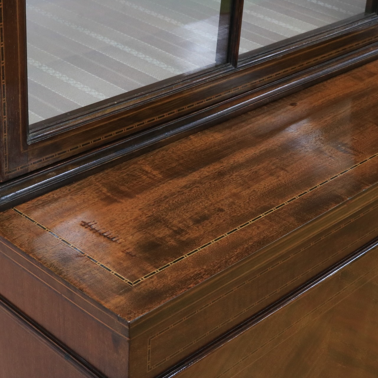 グラスキャビネット