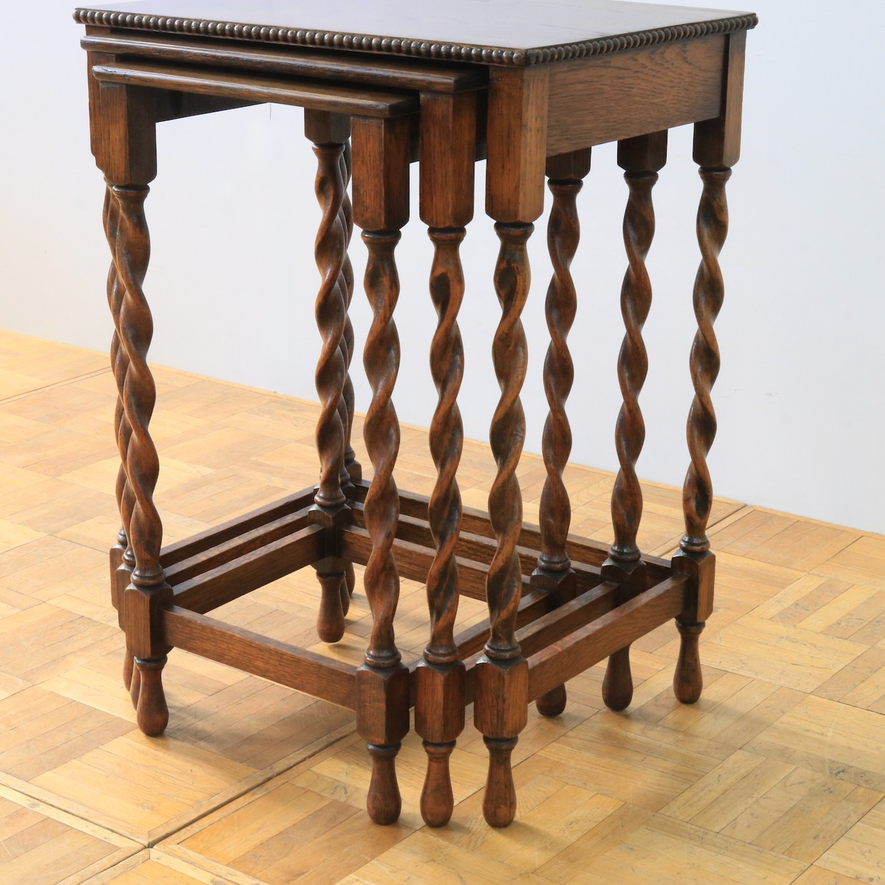 ネストテーブル