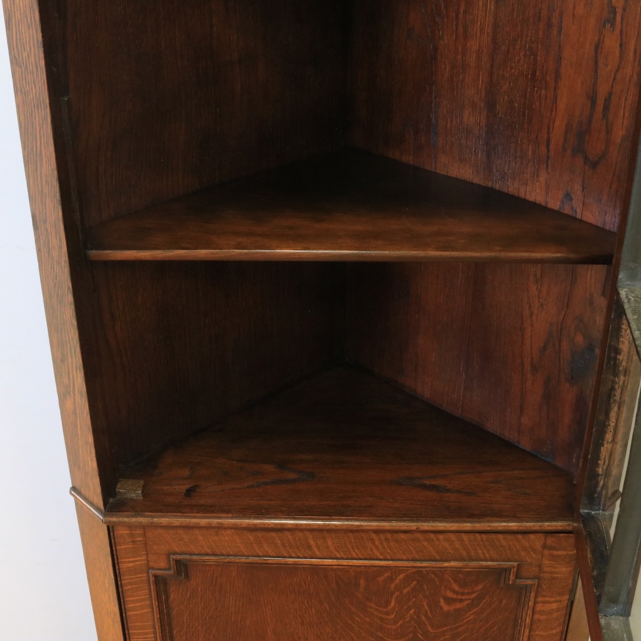 コーナーキャビネット