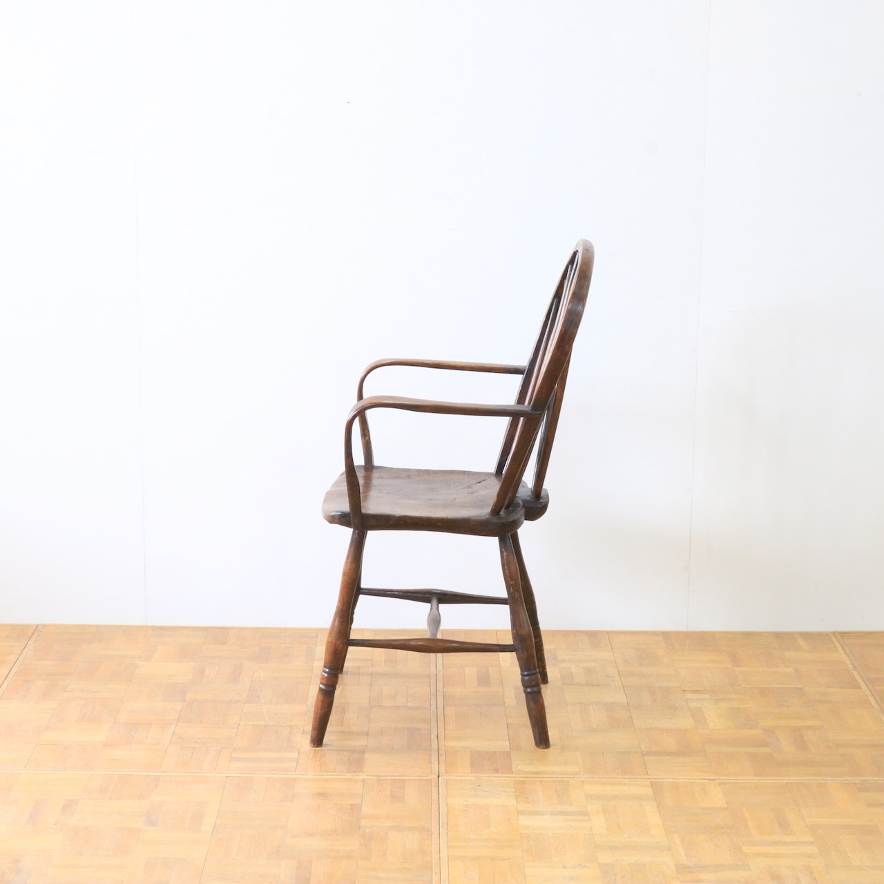 アームチェアー