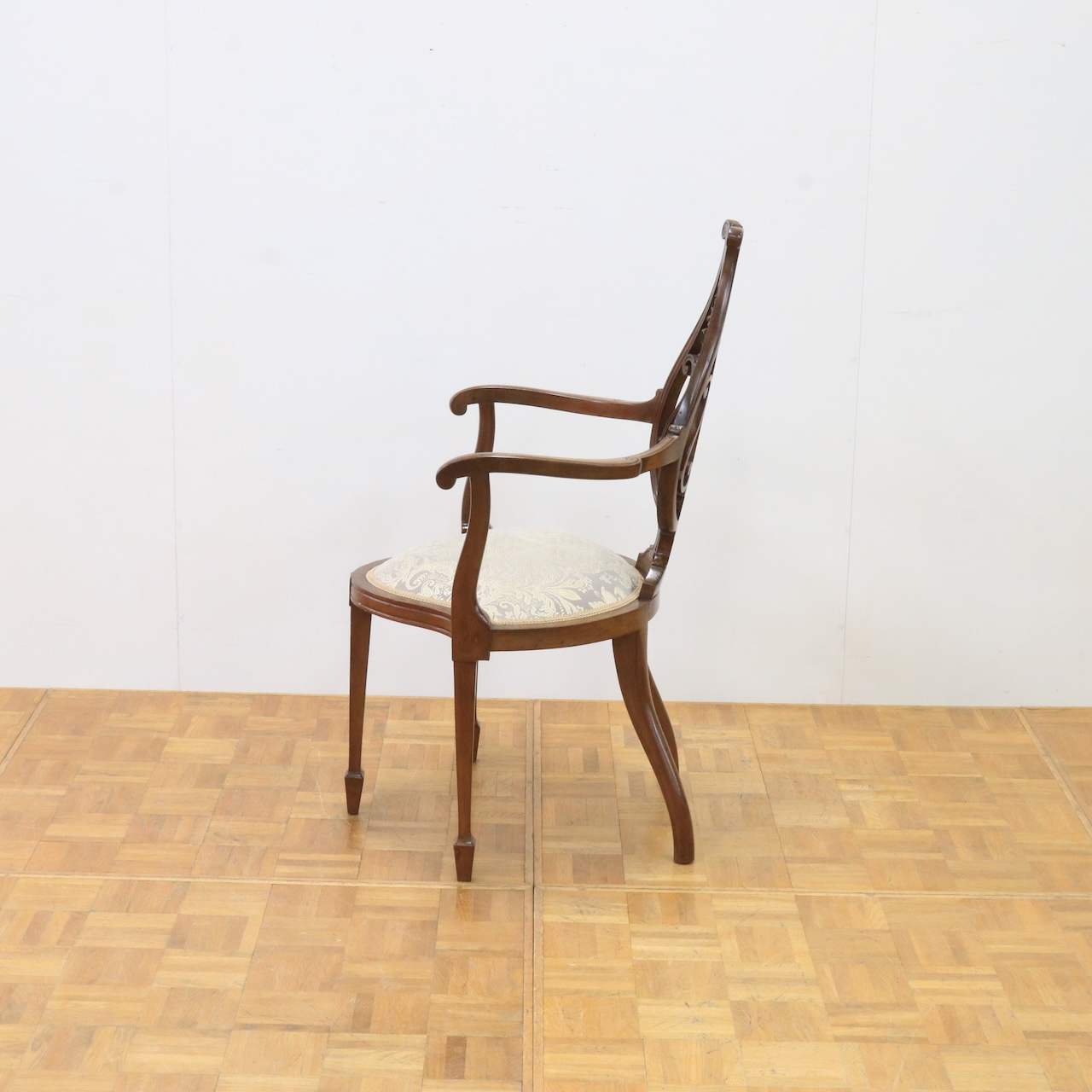 アームチェアー