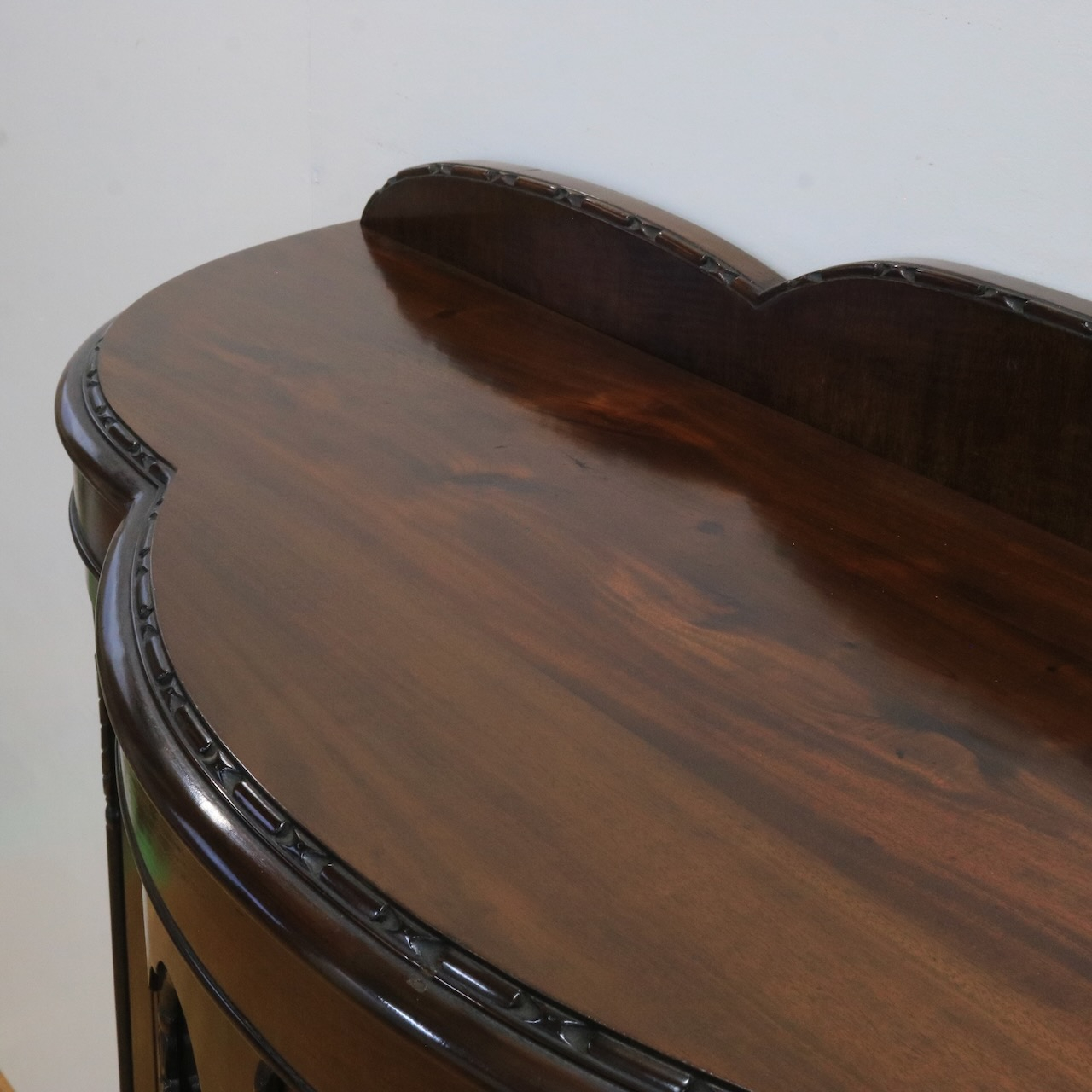 グラスキャビネット