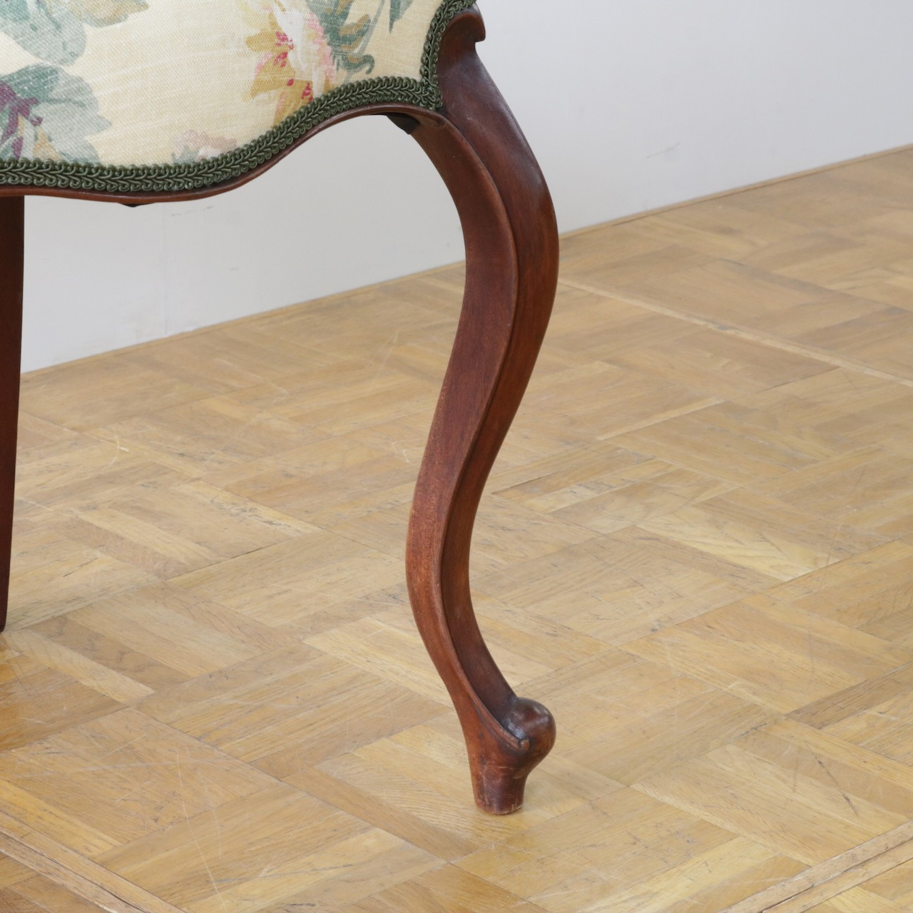 バルーンバックチェアー