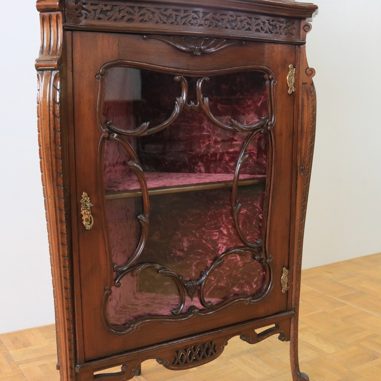 コーナーキャビネット