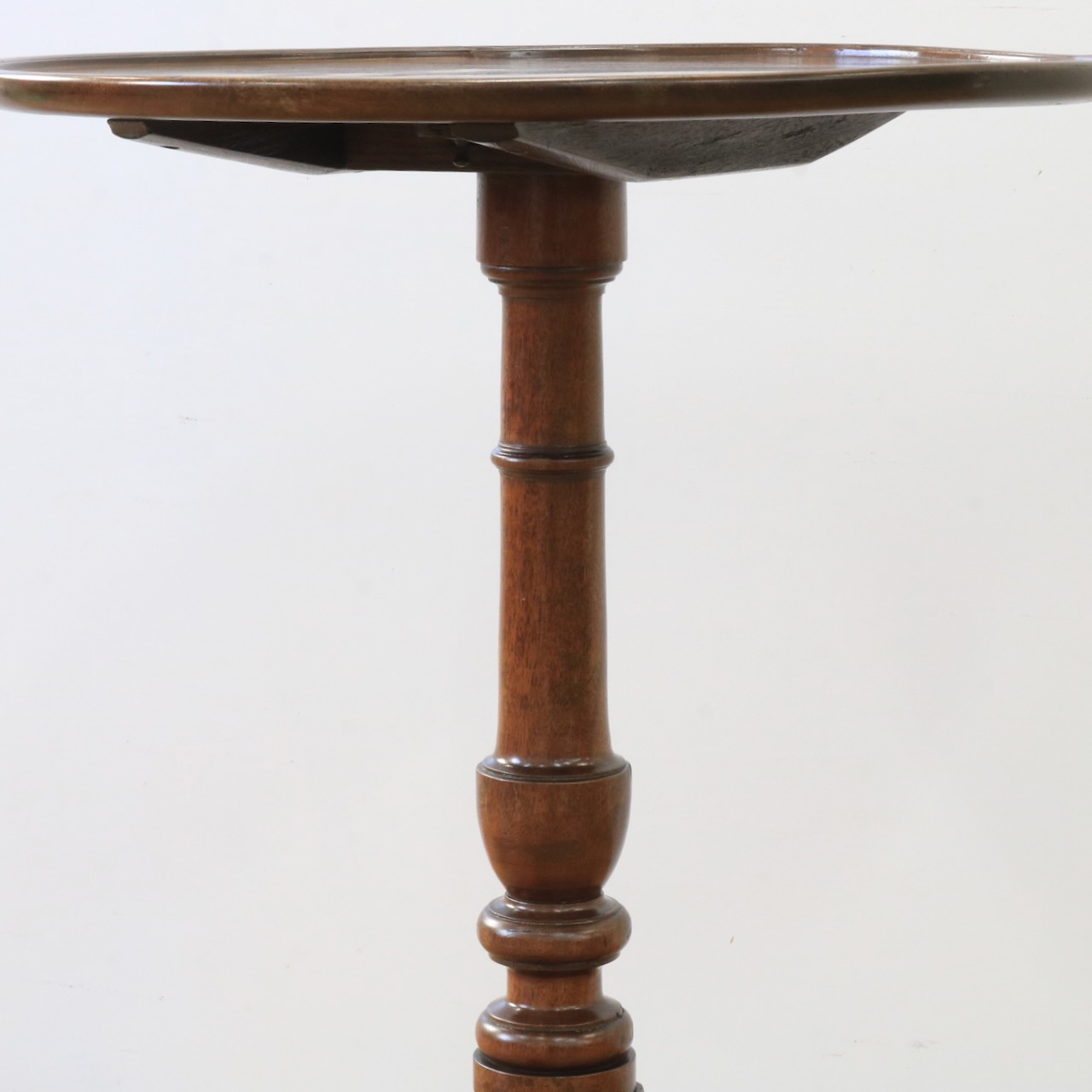 ティルトトップテーブル